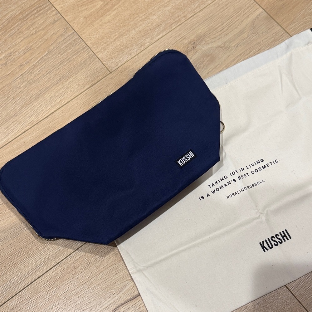 kusshi vacationer makeup bag